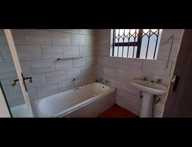 2 BEDROOM HOUSE FOR SALE IN BEVERLEY HILLS